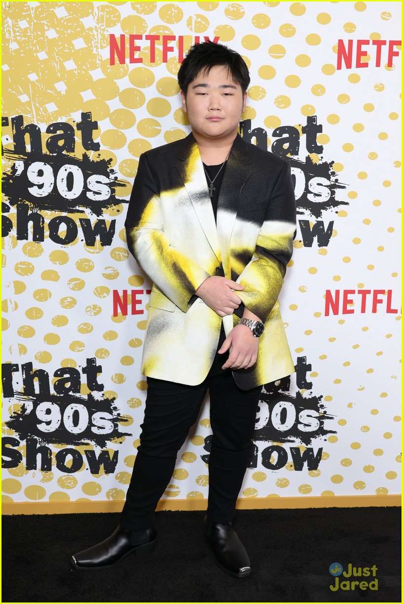 that 90s show cast steps out for premiere ahead of netflix debut 03