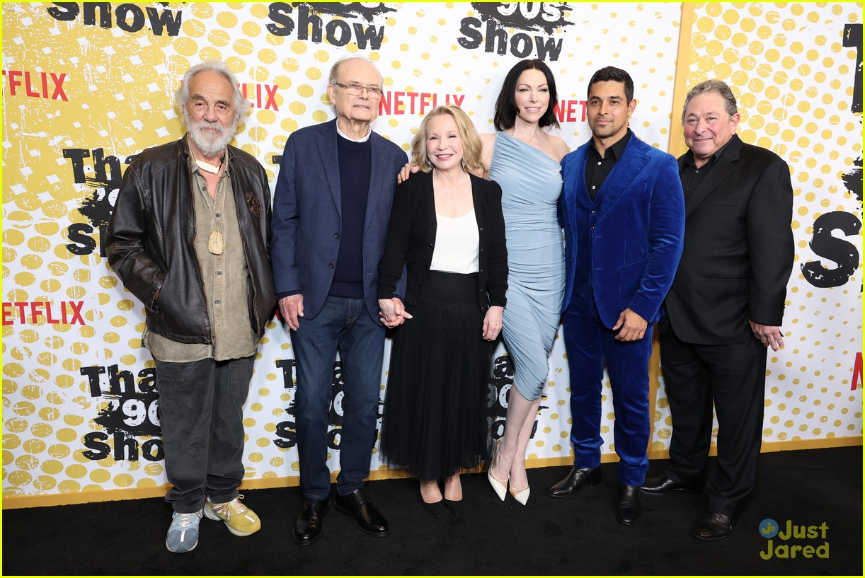 that 90s show cast steps out for premiere ahead of netflix debut 34