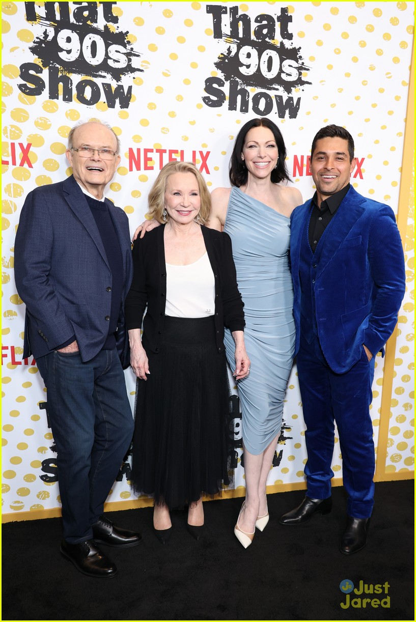 that 90s show cast steps out for premiere ahead of netflix debut 35