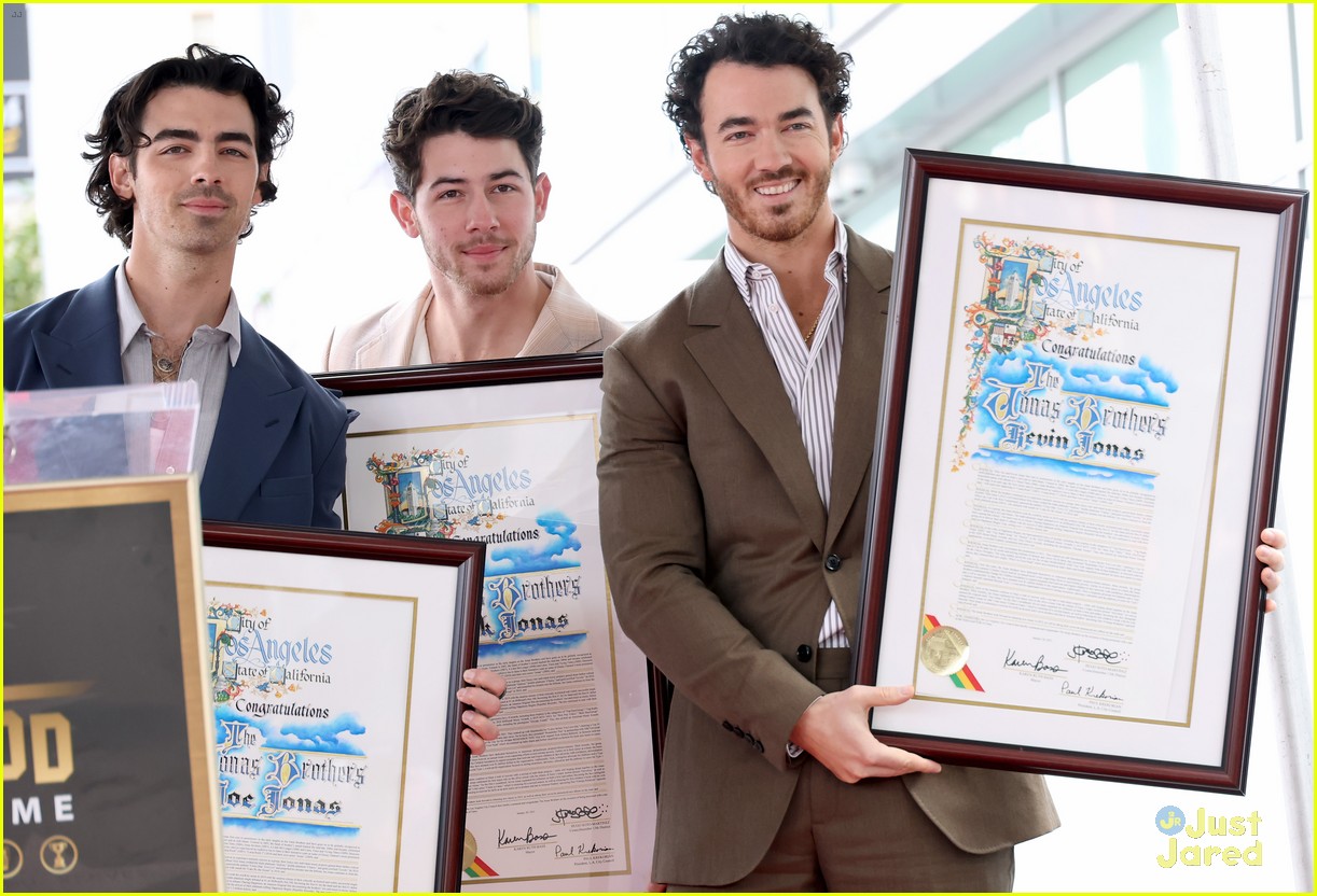 jonas brothers announce new album title release date at walk of fame ceremony 04