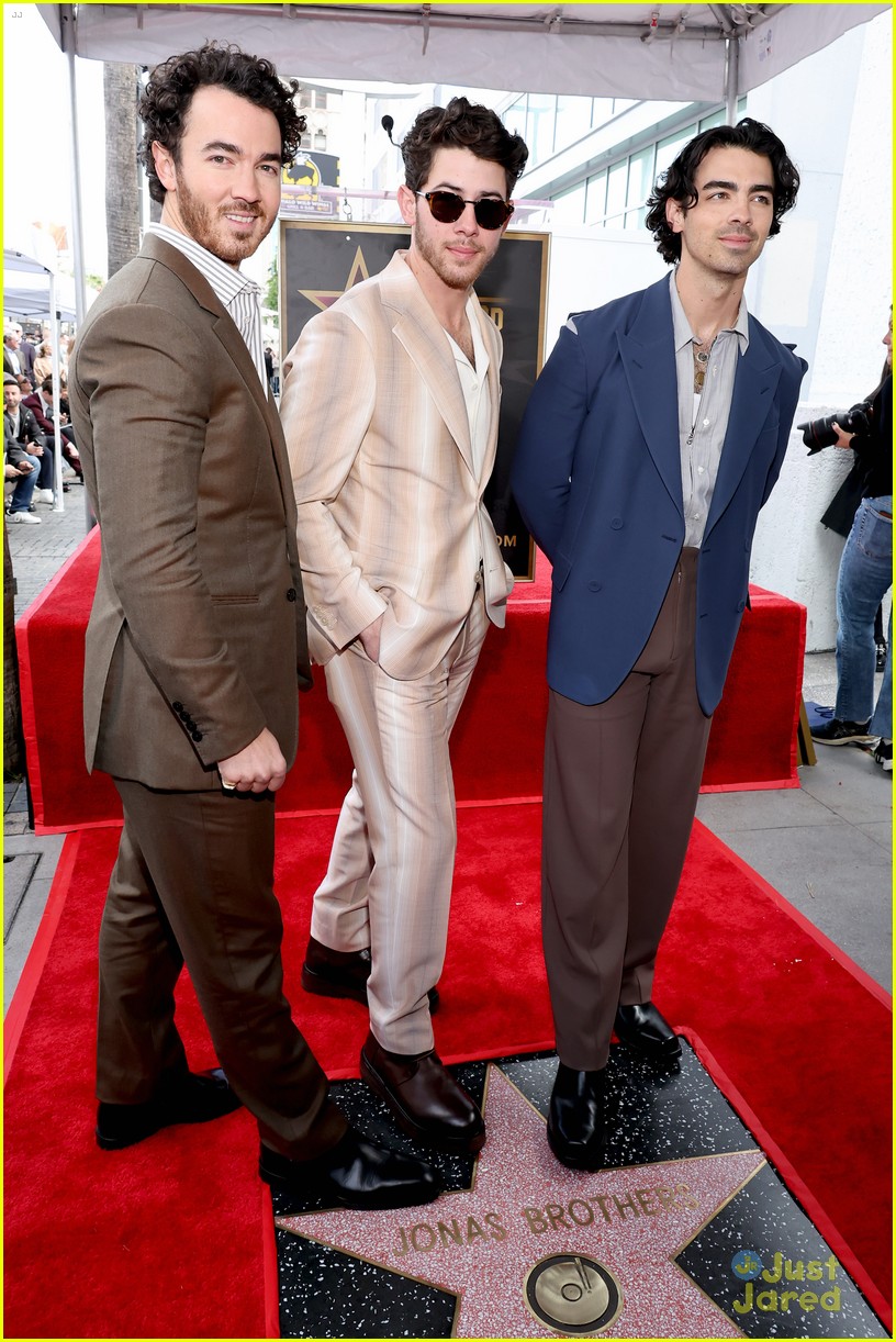 jonas brothers announce new album title release date at walk of fame ceremony 05