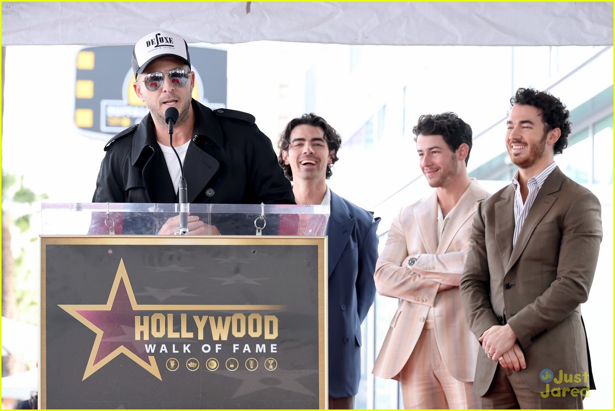 jonas brothers announce new album title release date at walk of fame ceremony 06