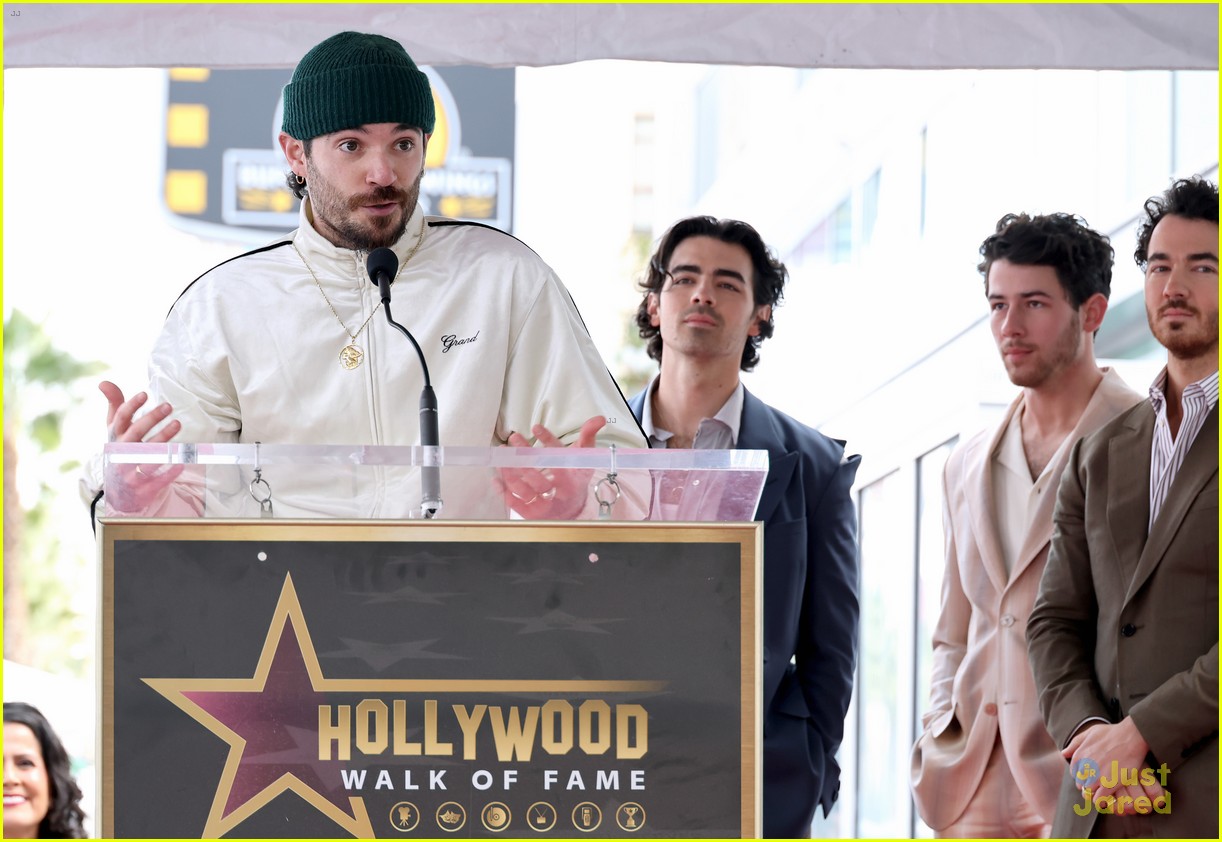 jonas brothers announce new album title release date at walk of fame ceremony 07