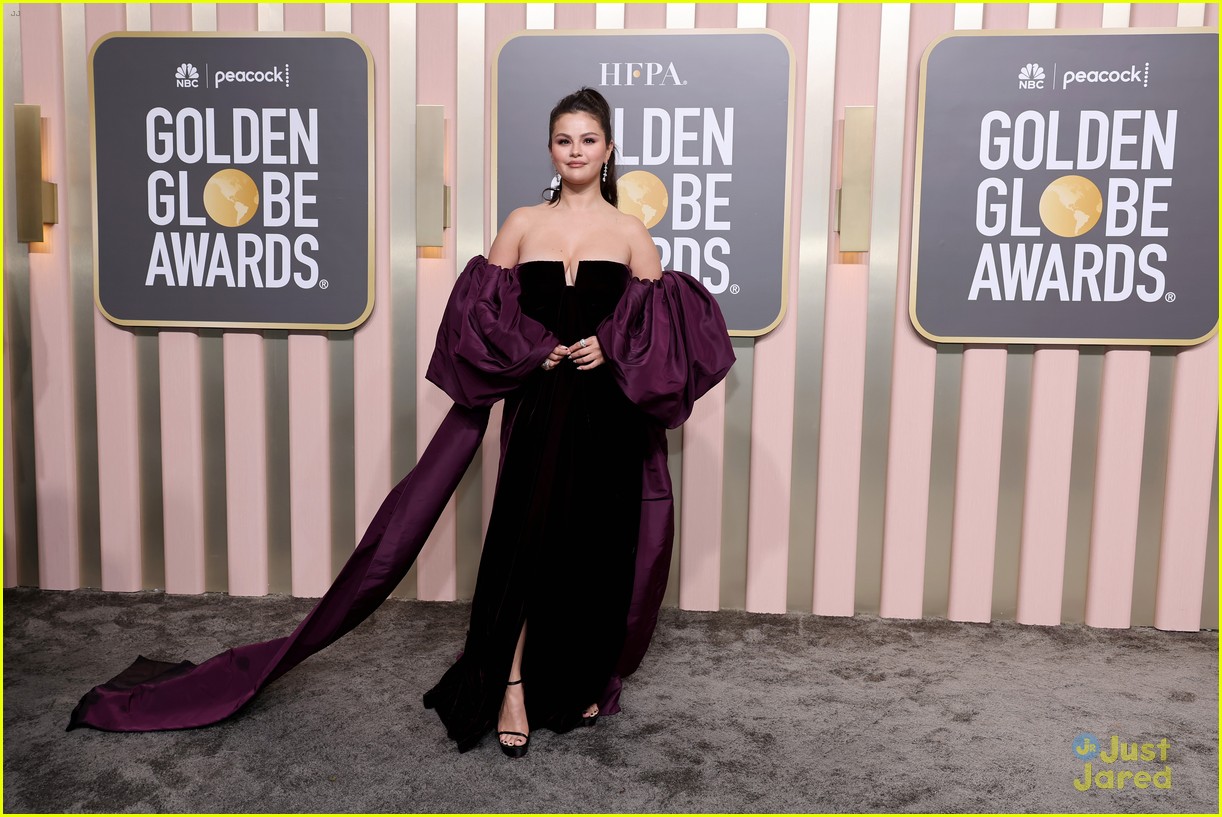 selena gomez all smiles while arriving for golden globes 01