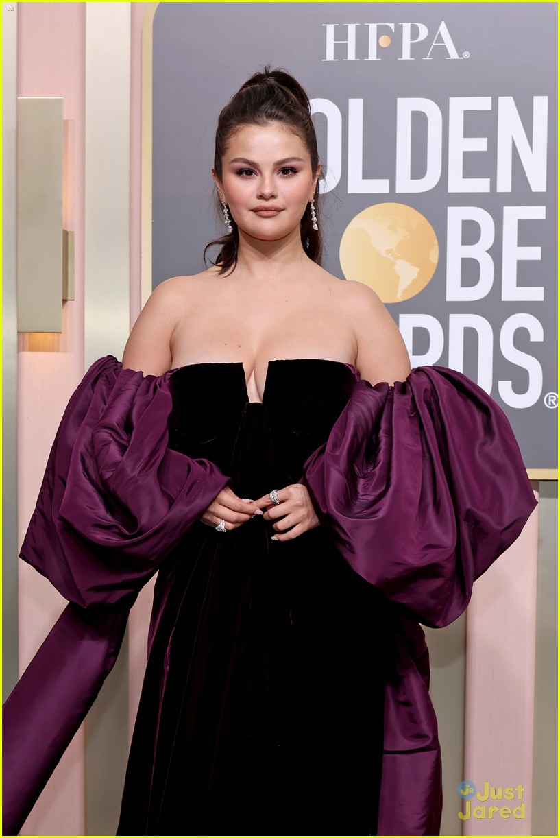 selena gomez all smiles while arriving for golden globes 02
