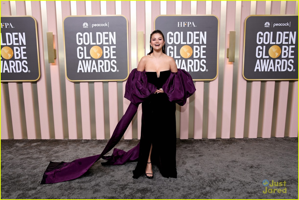 selena gomez all smiles while arriving for golden globes 04