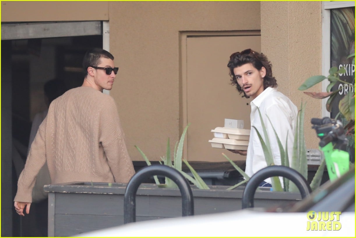 shawn mendes grabs lunch with a friend in l a 01
