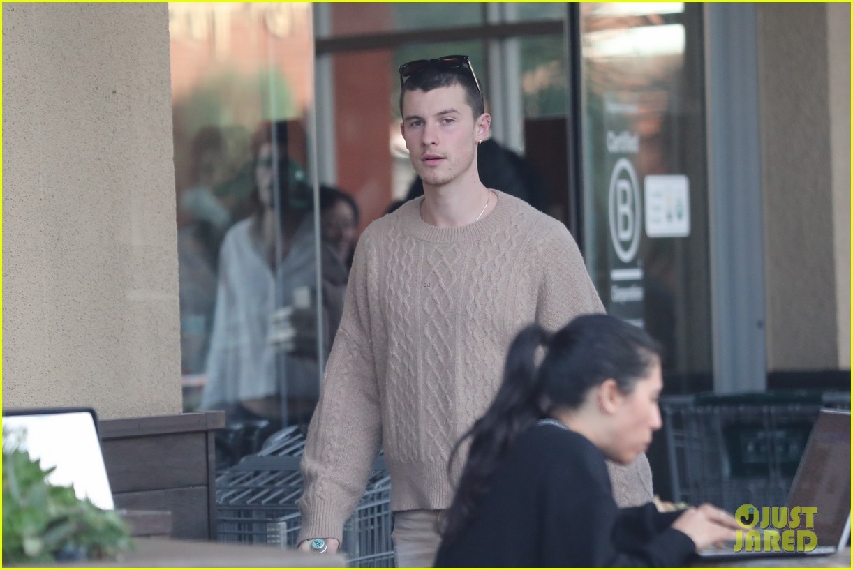 shawn mendes grabs lunch with a friend in l a 05