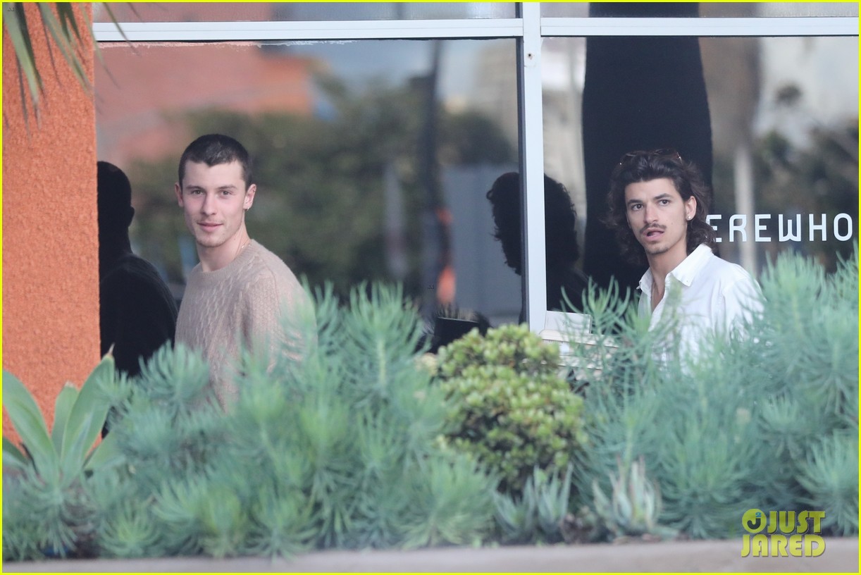 shawn mendes grabs lunch with a friend in l a 06