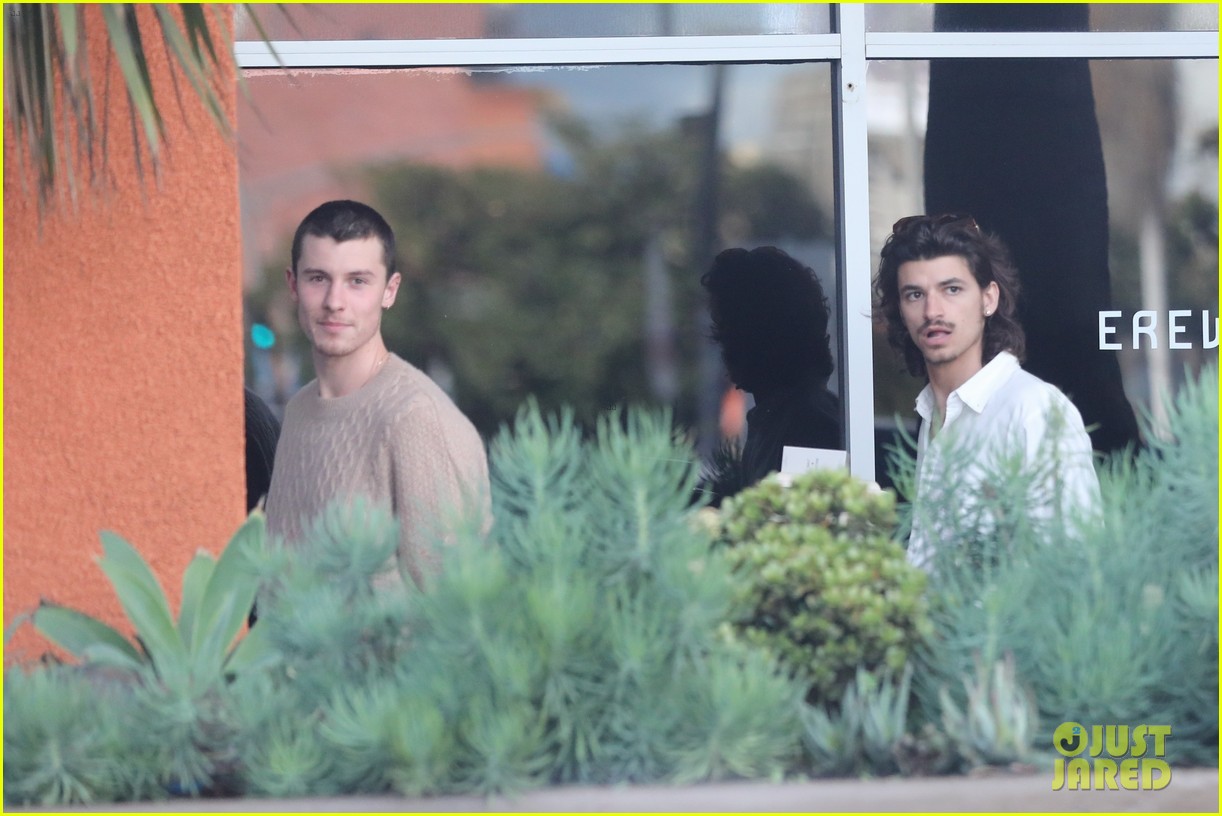 shawn mendes grabs lunch with a friend in l a 08