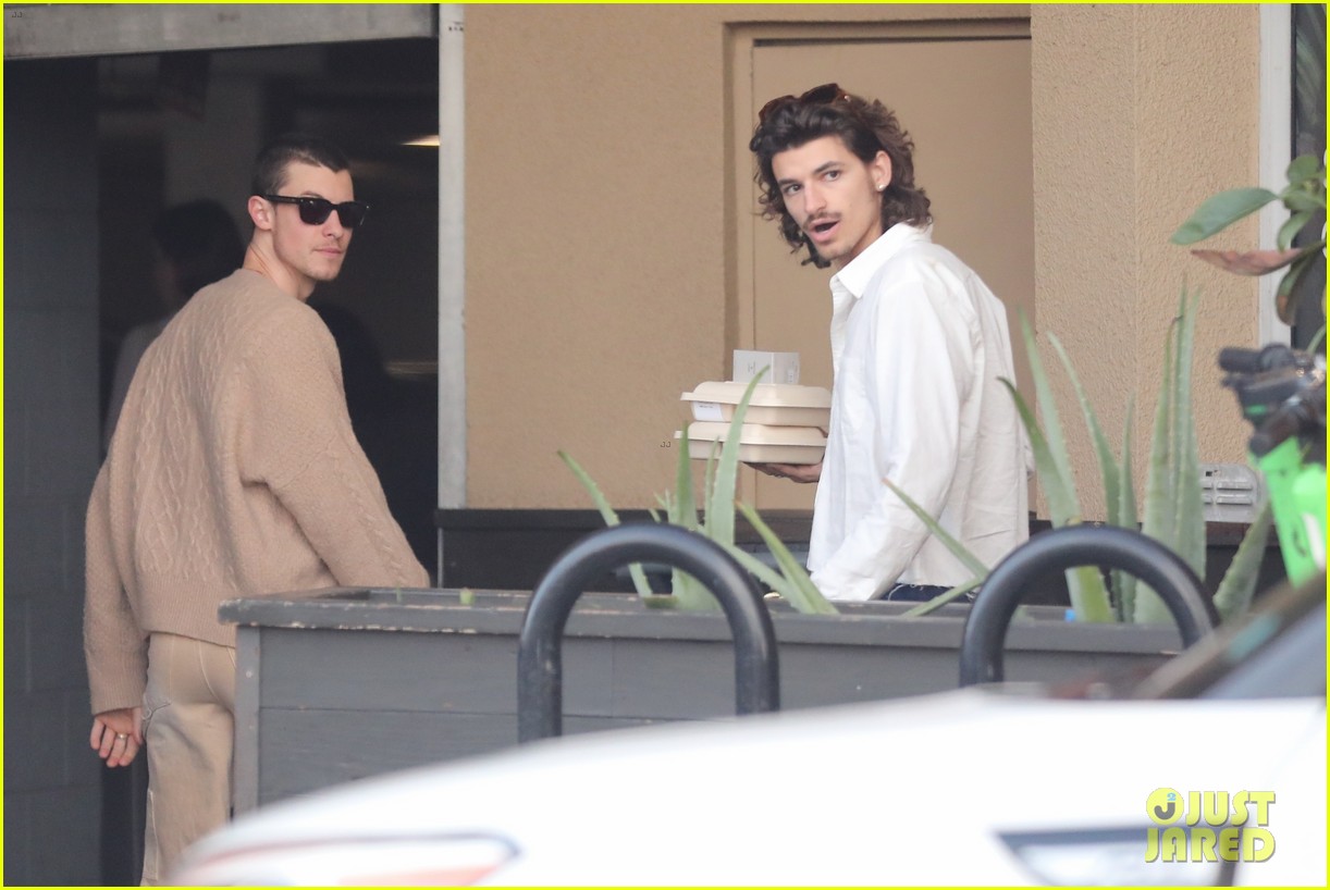 shawn mendes grabs lunch with a friend in l a 11