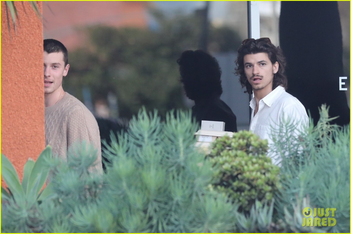 shawn mendes grabs lunch with a friend in l a 19