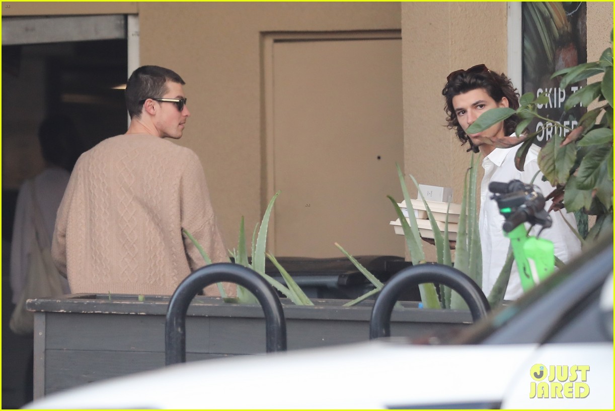 shawn mendes grabs lunch with a friend in l a 20