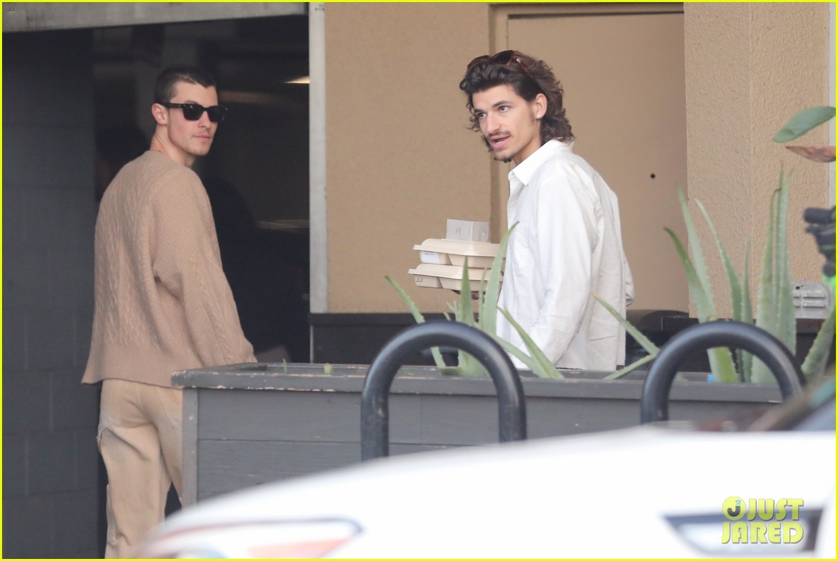 shawn mendes grabs lunch with a friend in l a 21