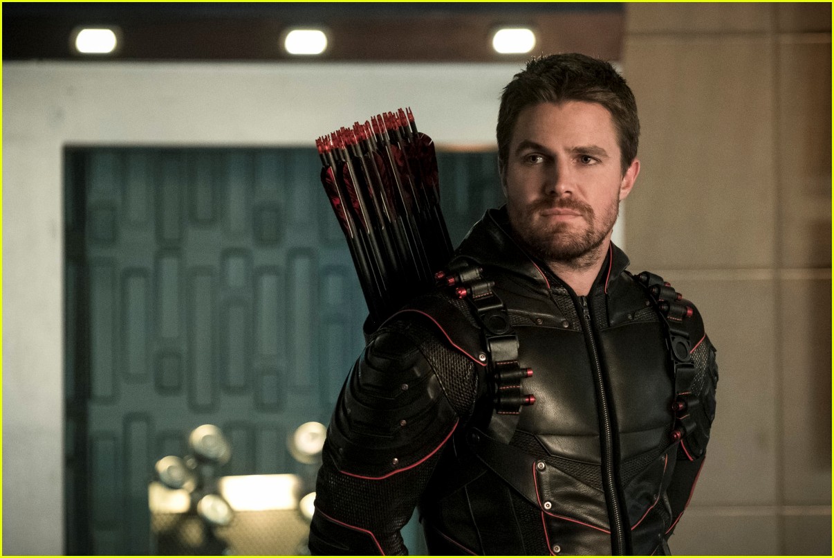 stephen amell back as oliver queen arrow for the flash final season 03