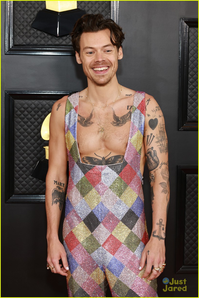 harry styles dons a sparkly jumpsuit at grammys 2023 02