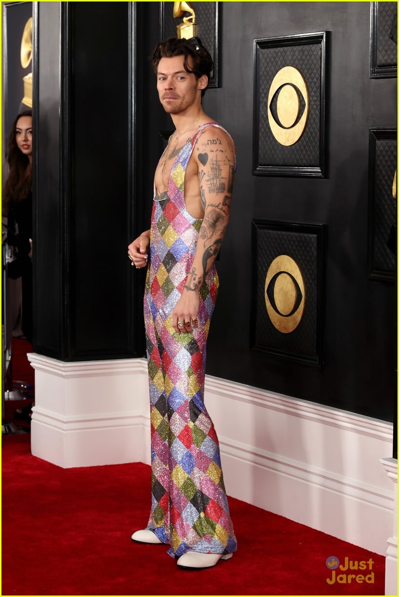 harry styles dons a sparkly jumpsuit at grammys 2023 05
