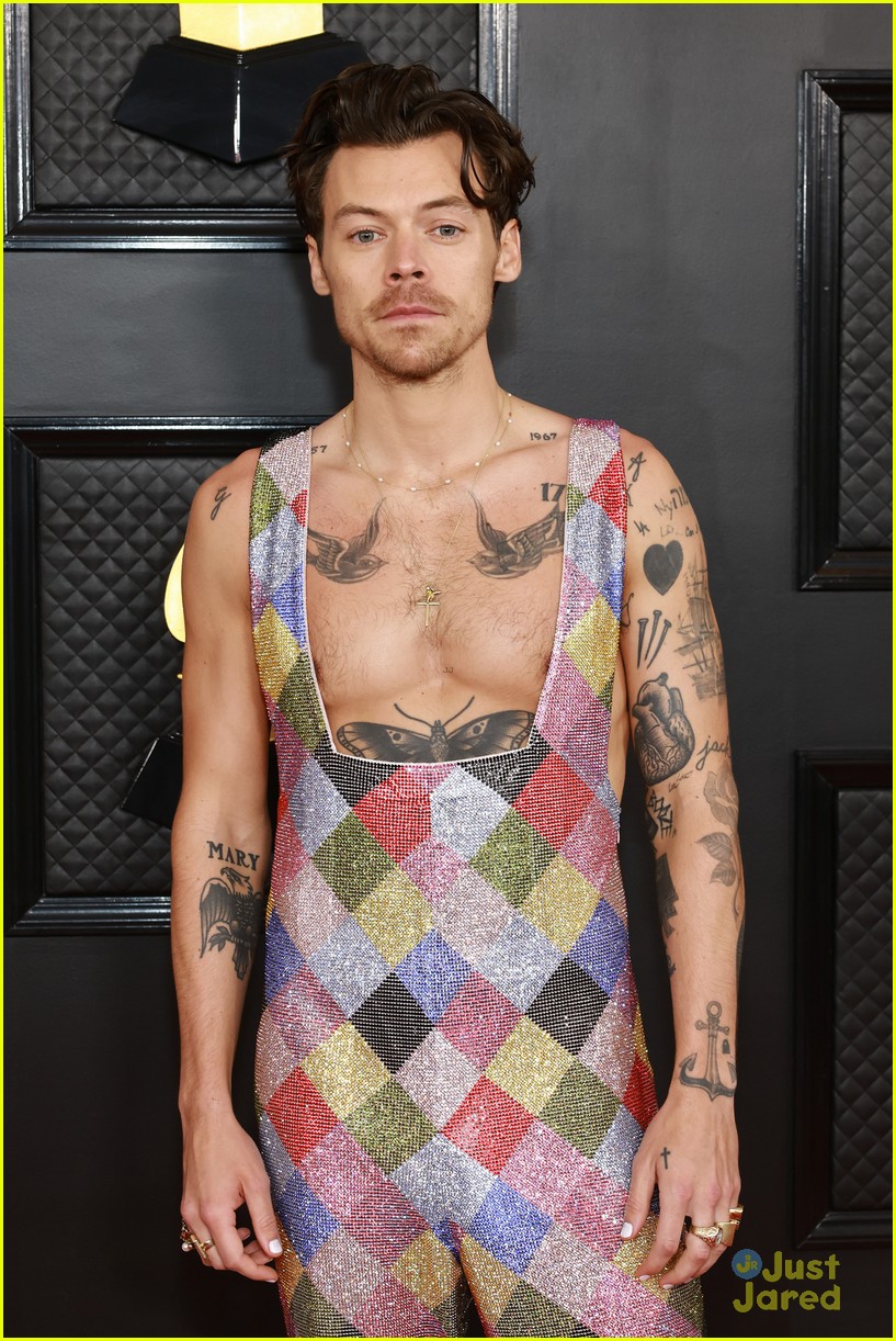 harry styles dons a sparkly jumpsuit at grammys 2023 09