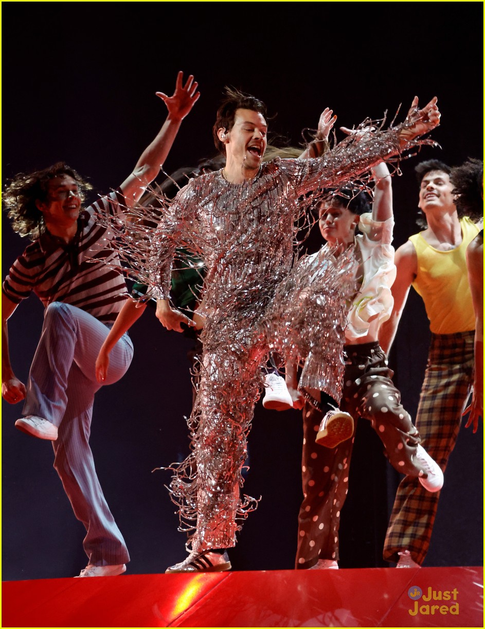 harry styles dances through as it was during grammys 2023 performance 03