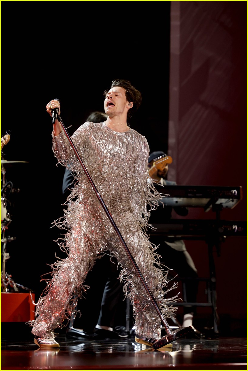 harry styles dances through as it was during grammys 2023 performance 05