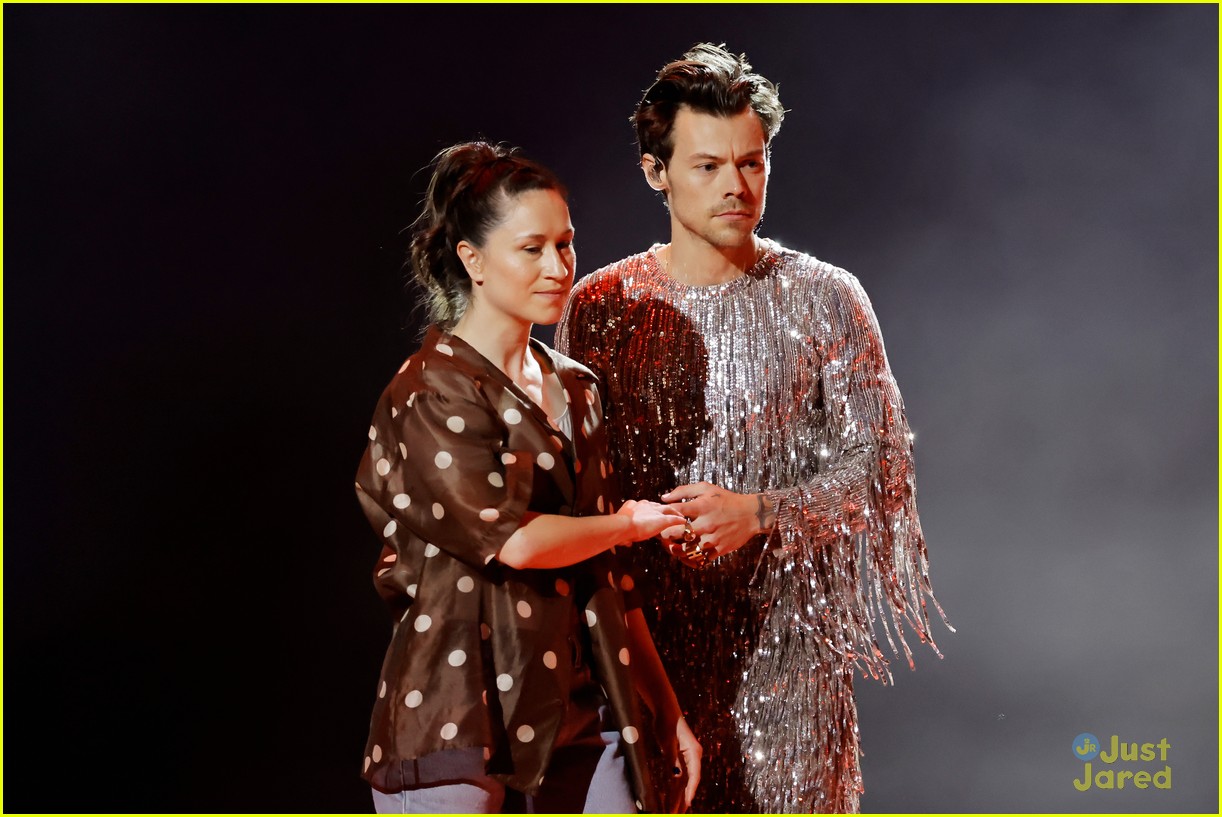 harry styles dances through as it was during grammys 2023 performance 06