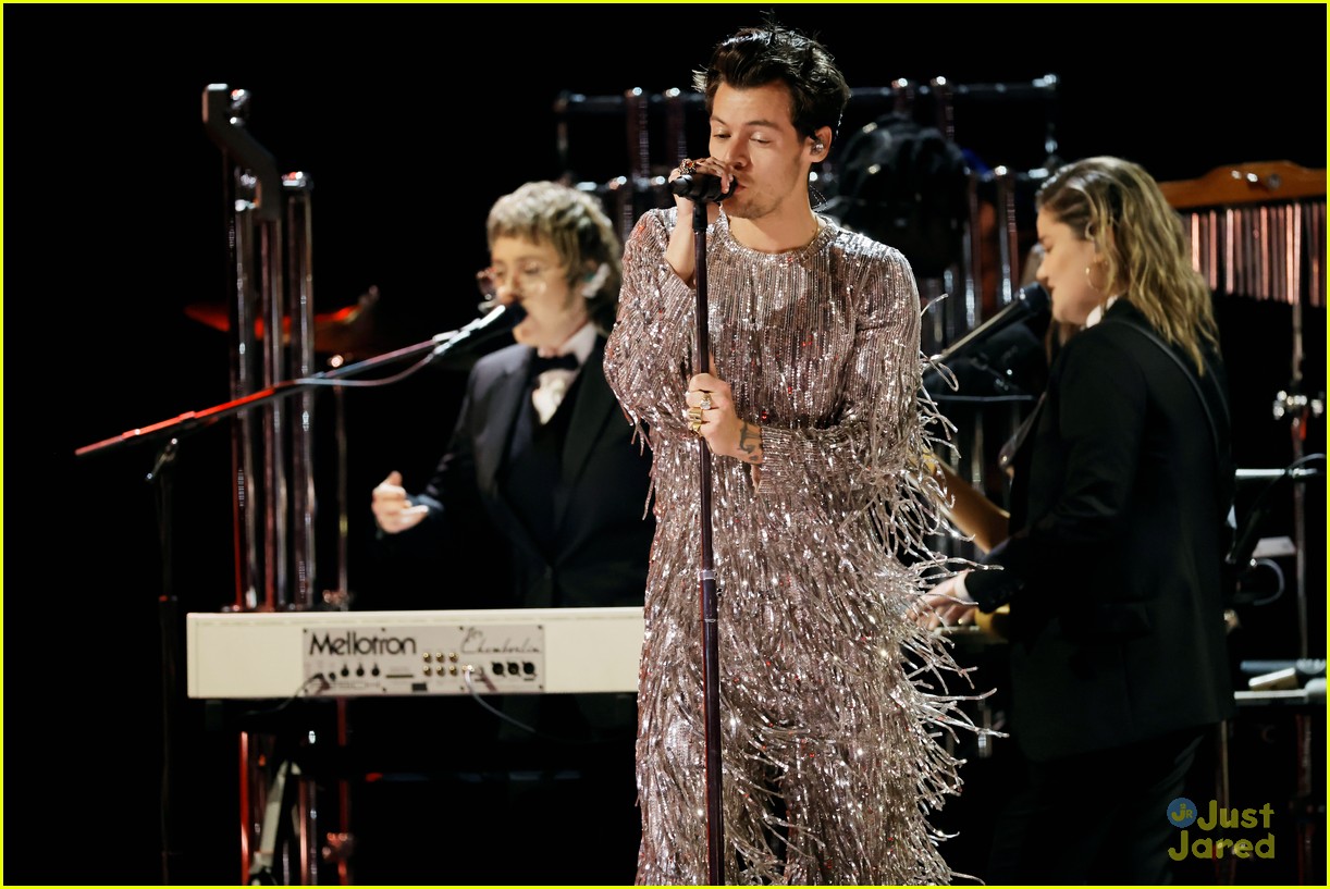harry styles dances through as it was during grammys 2023 performance 13