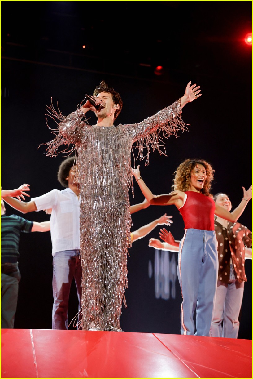 harry styles dances through as it was during grammys 2023 performance 23