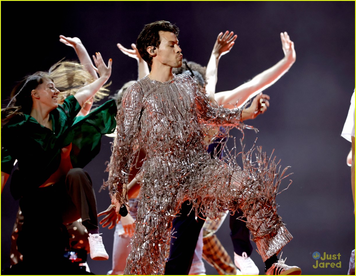 harry styles dances through as it was during grammys 2023 performance 39