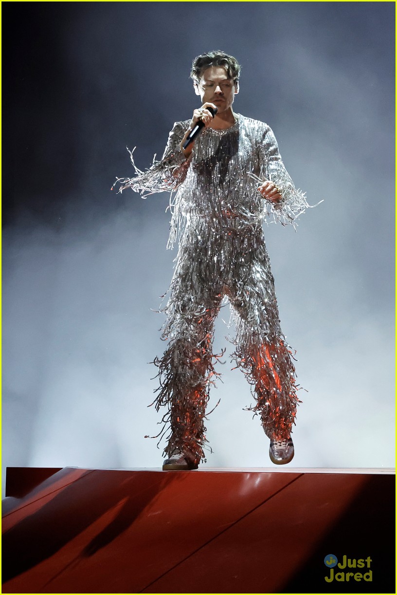 harry styles dances through as it was during grammys 2023 performance 40