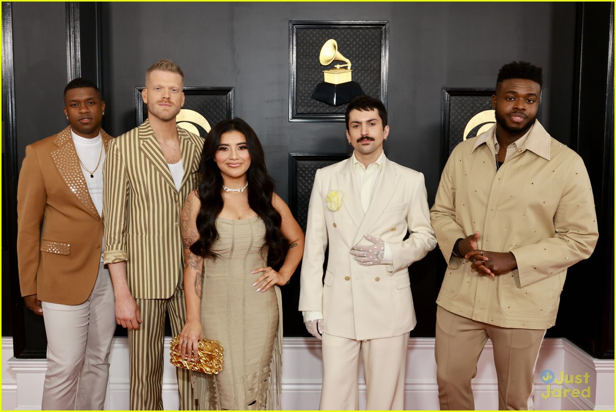 pentatonix scott hoying wears the same look at the grammys as another celeb 01