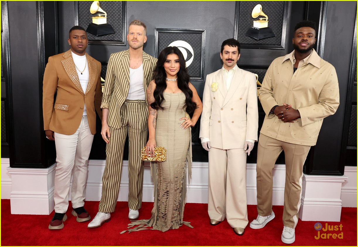 pentatonix scott hoying wears the same look at the grammys as another celeb 02