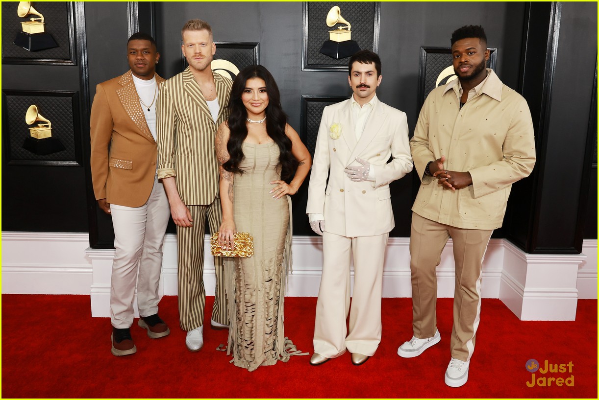pentatonix scott hoying wears the same look at the grammys as another celeb 03