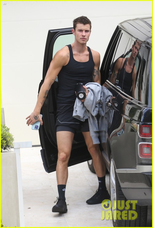 shawn mendes leaving the gym 01