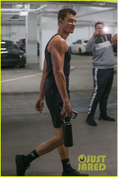 shawn mendes leaving the gym 02
