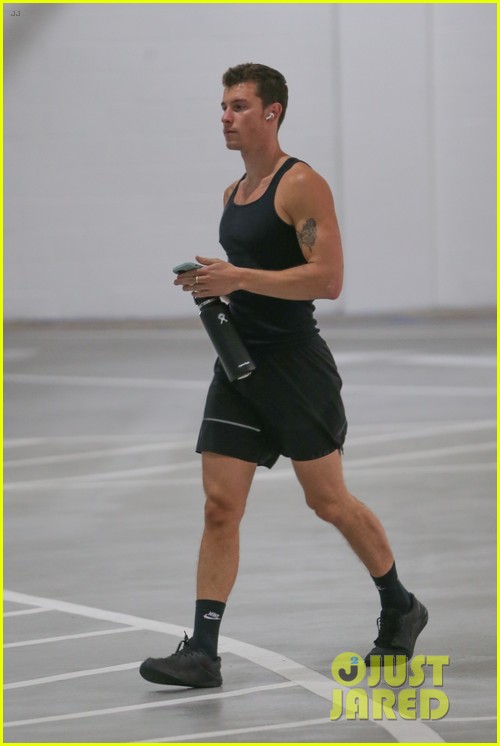 shawn mendes leaving the gym 04