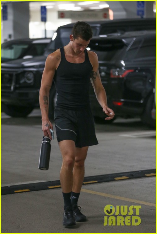 shawn mendes leaving the gym 05