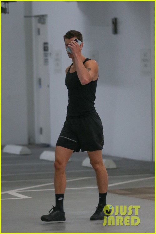 shawn mendes leaving the gym 19