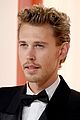 austin butler looks handsome at first oscars ceremony 07