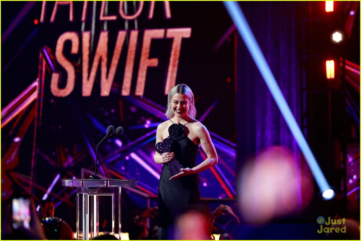 becky g taylor swift win at iheartradio music awards 2023 06