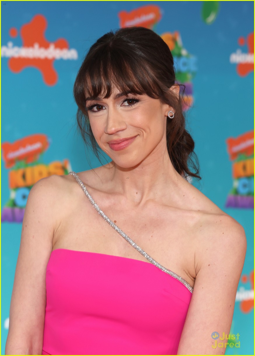 colleen ballinger pulls double duty on the kids choice awards carpet 15