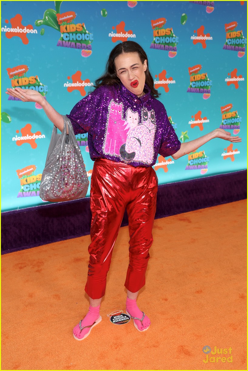 colleen ballinger pulls double duty on the kids choice awards carpet 16