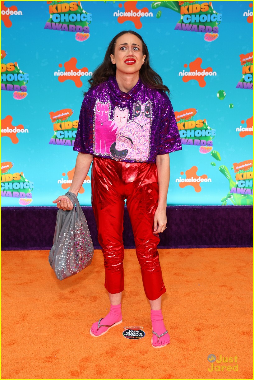 colleen ballinger pulls double duty on the kids choice awards carpet 21