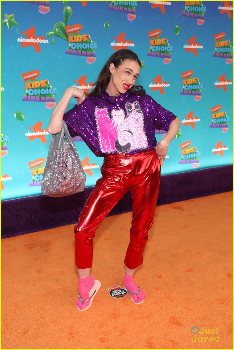 colleen ballinger pulls double duty on the kids choice awards carpet 23