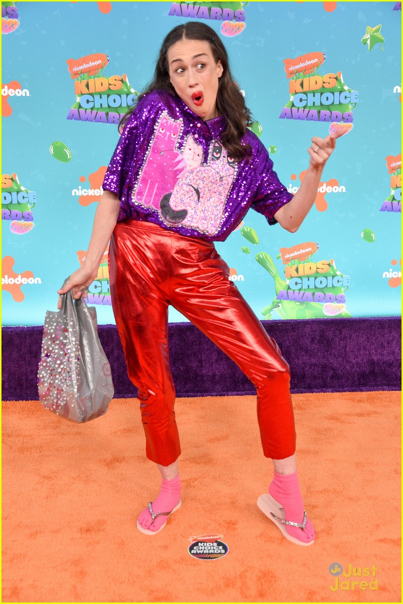 colleen ballinger pulls double duty on the kids choice awards carpet 28