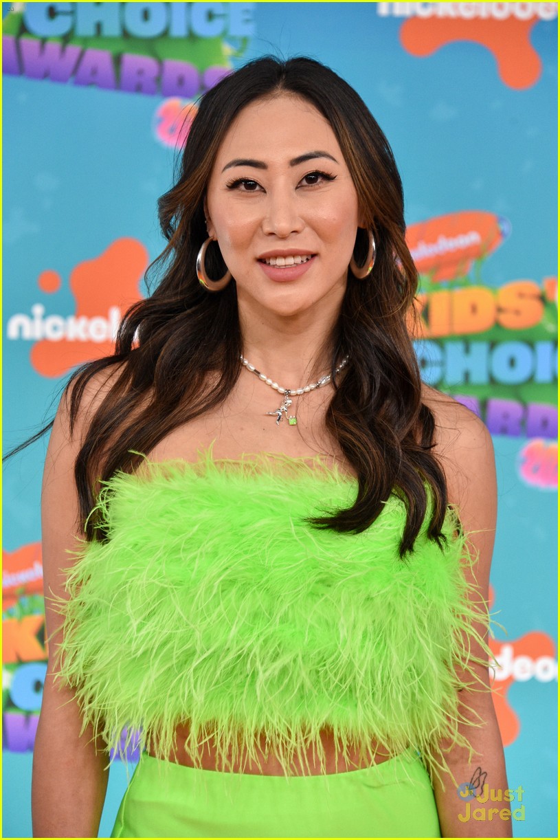 colleen ballinger pulls double duty on the kids choice awards carpet 29