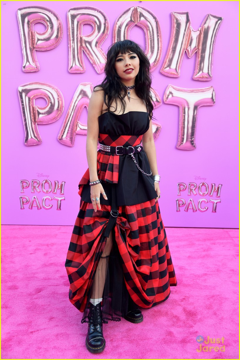 disney channel stars attend prom pact premiere 04