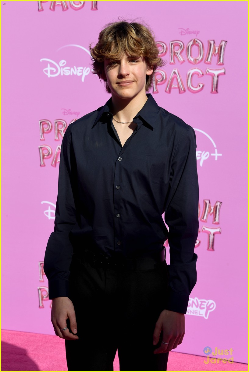 disney channel stars attend prom pact premiere 31