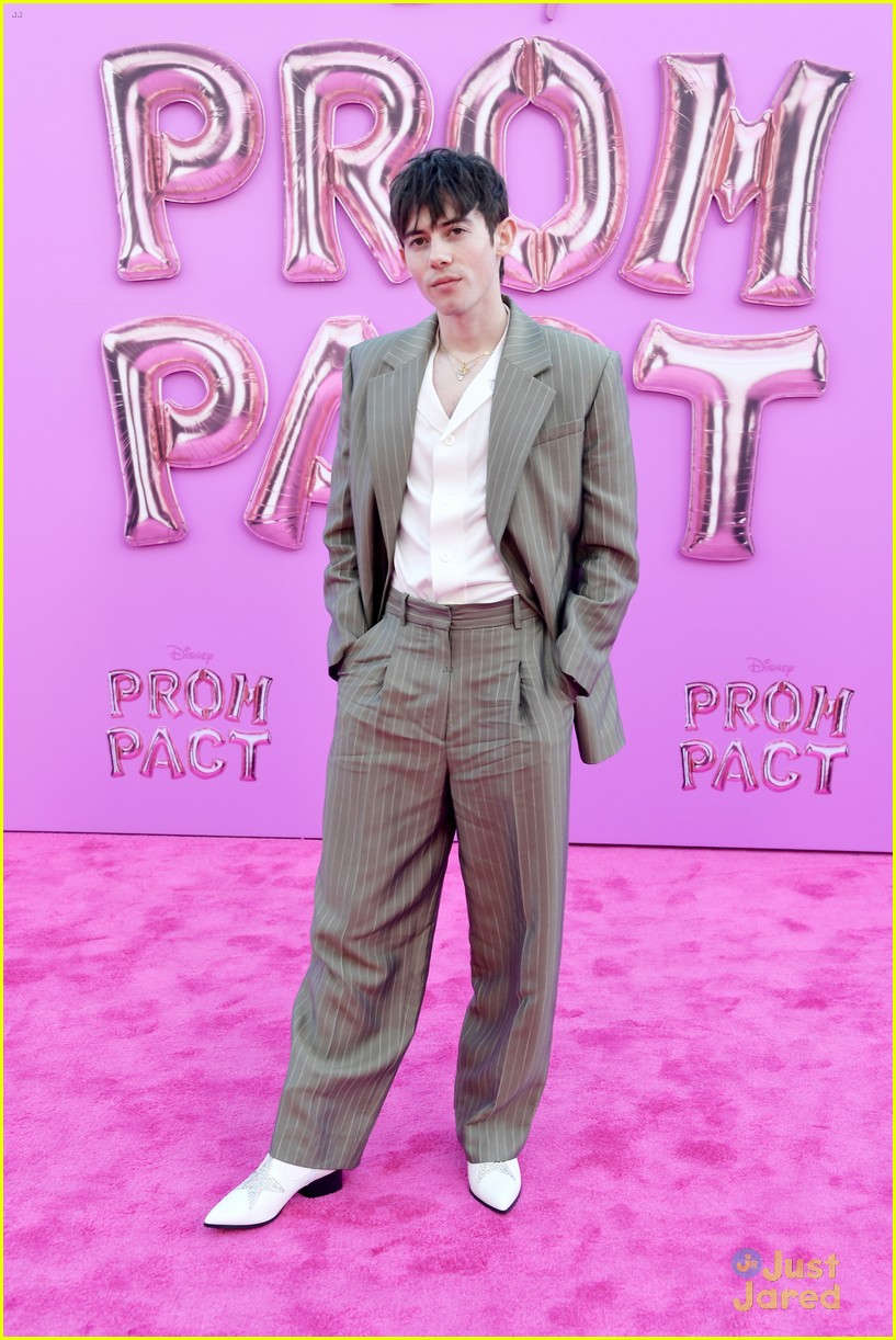 disney channel stars attend prom pact premiere 47