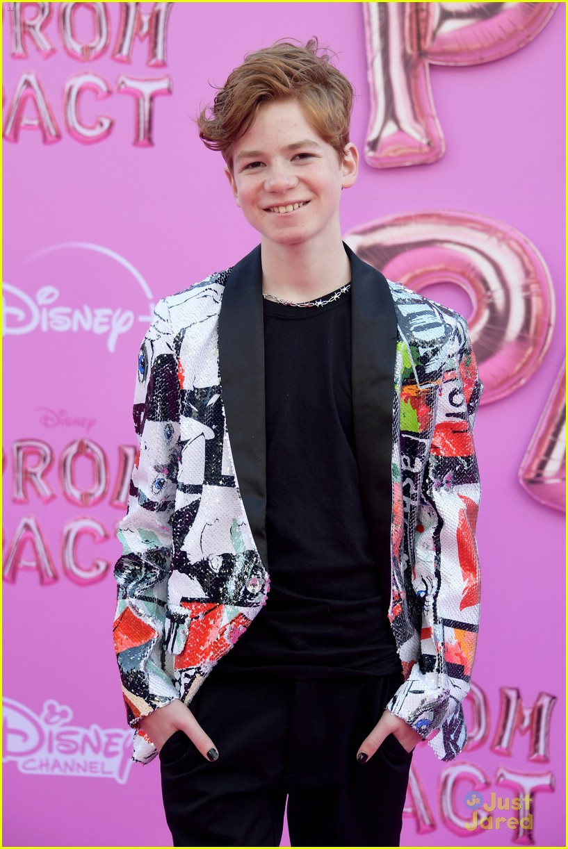 disney channel stars attend prom pact premiere 54
