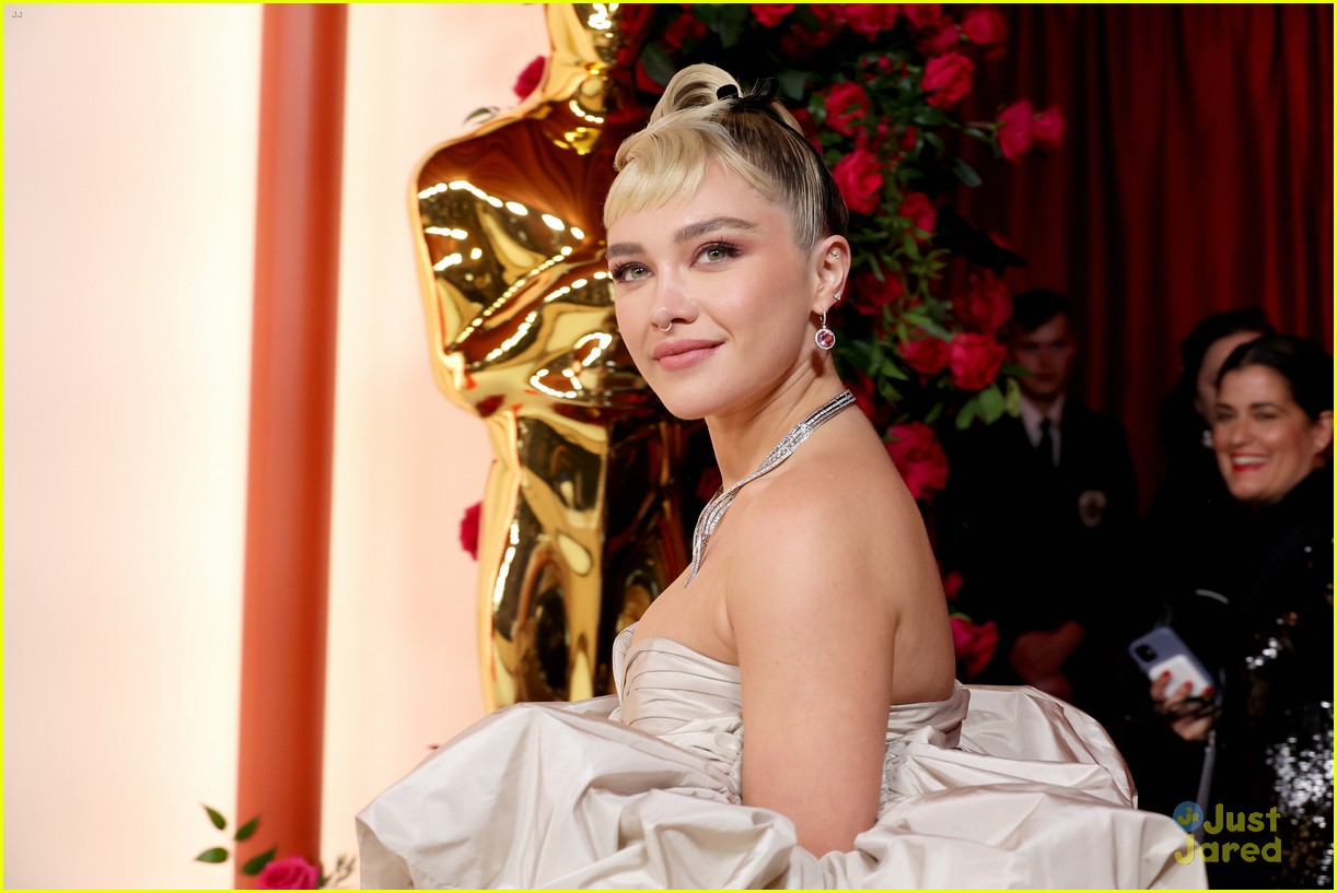 florence pugh wears shorts while arriving for oscars 2023 02
